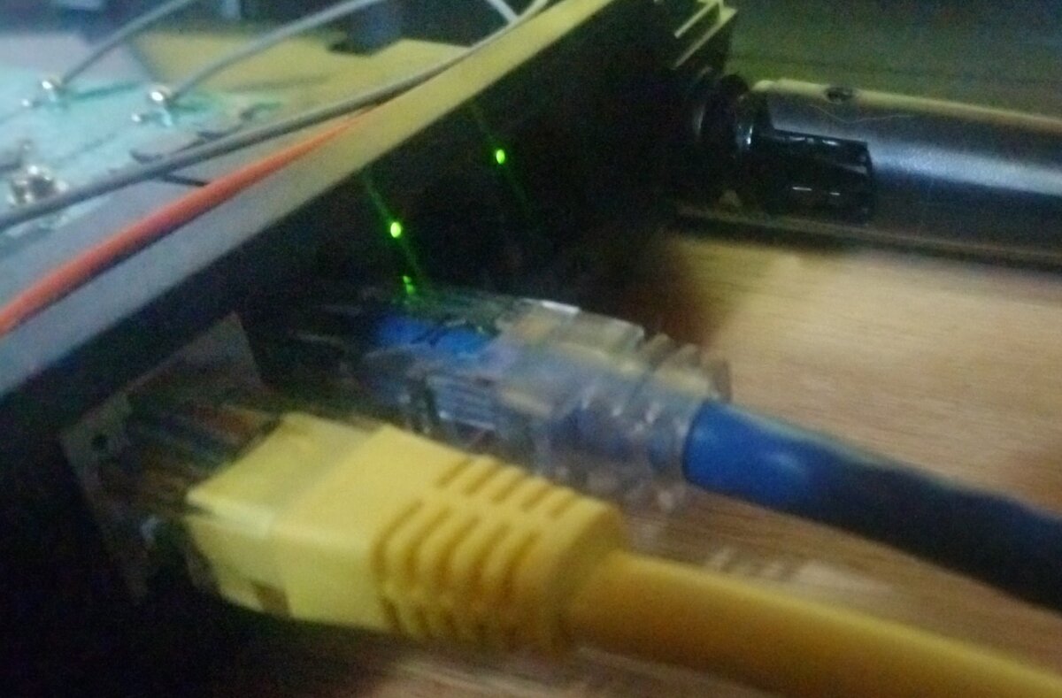 Two cables plugged in, the wrong port LEDs lit